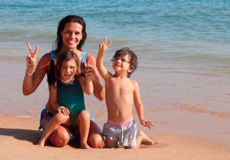 Mariana Seara Cardoso na praia com filhos