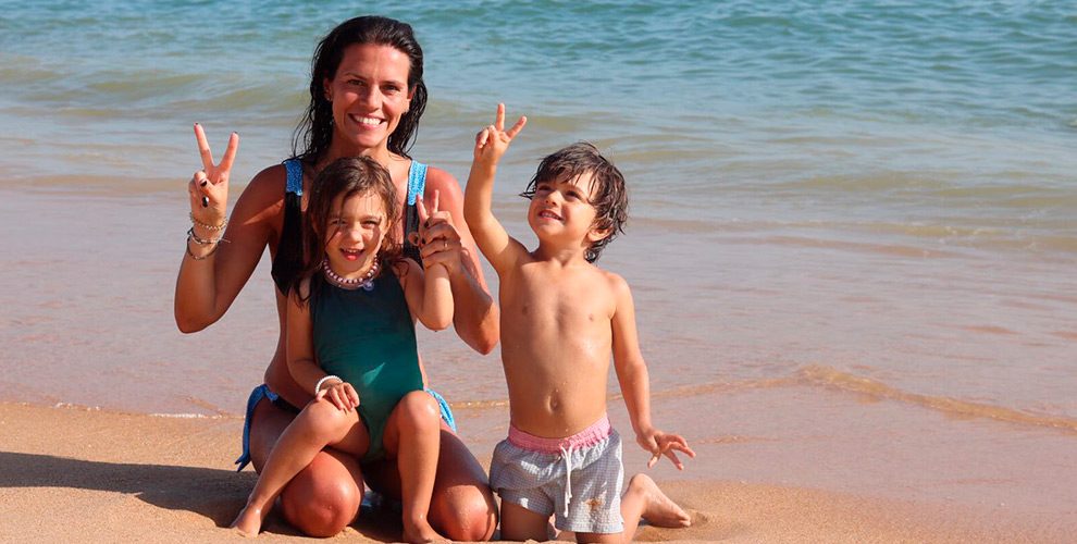 Mariana Seara Cardoso na praia com filhos
